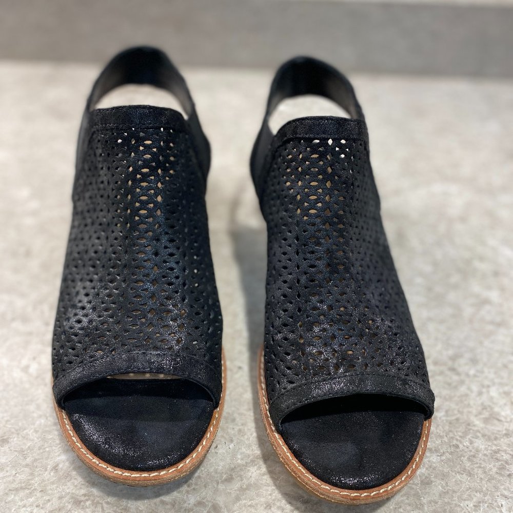 LIKE NEW! Black laser-cut Sofft flat sandals "Nalda" women's size 7.5